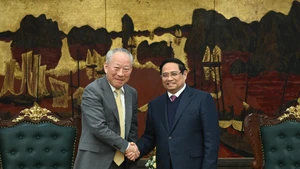 Le Premier ministre Pham Minh Chinh (droite) et Yan Jiehe, fondateur et président de China Pacific Construction Group.