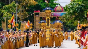 Procession des reliques de Bouddha à Ho Chi Minh-Ville. Photo : NDEL.