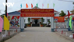 Les rues sont ornées de drapeaux, de fleurs et de banderoles de propagande électorale. Photo : VOV.