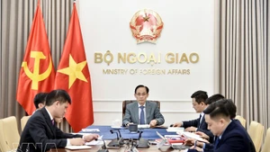 Le ministre vietnamien des Affaires étrangères, Le Hoai Trung, s’entretient par téléphone le 6 mars avec Kaja Kallas, haute représentante de l’UE pour les affaires étrangères et la politique de sécurité. Photo : VNA.