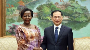Le vice-Premier ministre Bui Thanh Son et Mme Louise Mushikiwabo, secrétaire générale de l'OIF, en visite de travail au Vietnam. Photo : VNA.