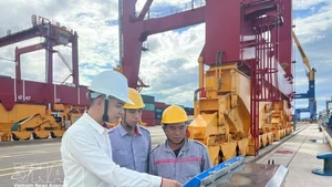 Installation et mise en service d’un système d’observation des navires à l’accostage au port de Chu Lai. Photo : VNA.