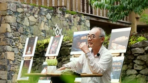 M. Yasushi lors du 10e anniversaire du café Cực Bắc, en août 2025. Photo : Zingnews.