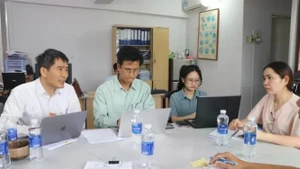 Séance de travail avec le Comité de gestion du port de pêche de Cat Lo. Photo : SGGP.
