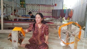 Des femmes khmères de la commune d’An Cu, province d’An Giang, s’emploient à préserver et à valoriser le métier traditionnel de tissage de brocart de leur communauté. Photo : VNA.