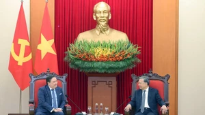 Le secrétaire général du Parti communiste du Vietnam, To Lam (droite), et l'ambassadeur des États-Unis au Vietnam, Marc E. Knapper, en septembre 2025. Photo : VNA.