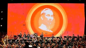 La première partie, intitulée « La lumière du soleil guide la voie ». Photo : VNA.