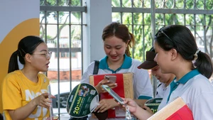 Des travailleurs en recherche d’emploi lors du programme "Soutien aux travailleurs 2025", organisé par le Centre de services pour l’emploi des jeunes de Ho Chi Minh-Ville. Photo : VNA.