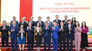 Le Premier ministre Pham Minh Chinh aux côtés des délégués participant à l’événement.