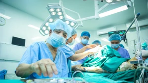 L'équipe réalisant la transplantation multiorganes domino à l'hôpital Viet Duc le 13 mars 2026. Photo fournie par l'hôpital.