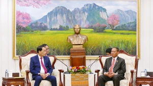 Le général Vilay Lakhamfong (à droite) reçoit le vice-ministre vietnamien de la Sécurité publique, Le Quoc Hung. Photo : VNA.