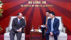 Le général Luong Tam Quang (droite) et le général Vilay Lakhamphong. Photo : VNA.