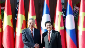 Le secrétaire général du PPRL et président du Laos, Thongloun Sisoulith (à droite) et le secrétaire général du PCV, To Lam, en visite d’État au Laos. Photo : VNA.