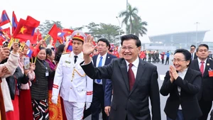 Le secrétaire général du PPRL et président du Laos, Thongloun Sisoulith et son épouse à l'aéroport international de Noi Bai. Photo : VNA.