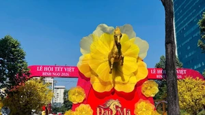 L'entrée du festival du Têt vietnamien est ornée de la mascotte de l'Année du Cheval. Photo : laodong.