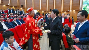 Le président de la République, Luong Cuong, aux côtés des délégués lors de la cérémonie.
