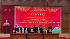 Cérémonie de signature du règlement sur la coordination dans la mise en œuvre d’un mécanisme pilote permettant au Parquet populaire d’engager des poursuites civiles afin de protéger les droits civils des personnes vulnérables ou les intérêts publics. Photo : VNA.