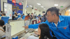 Prise en charge des procédures administratives au Centre administratif public provincial de Gia Lai. Photo : baodautu.