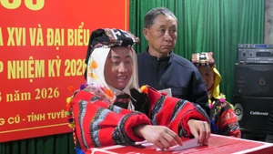 Des électeurs du village Lo Lo Chai, commune de Lung Cu, participent au scrutin pour élire les députés de l’Assemblée nationale (XVIe législature) et les membres des Conseils populaires à tous les niveaux pour le mandat 2026-2031.