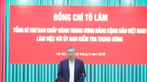 Le secrétaire général To Lam s’adresse à la réunion avec la Commission d’inspection du Comité central du Parti, à Hanoi, le 5 mars. Photo : VNA.