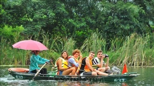 Des touristes visitent la zone touristique de Trang An. Photo : VNA.