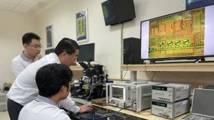 Laboratoire des microcircuits et des systèmes haute fréquence de l'Université de technologie de Hô Chi Minh-Ville. Photo : VNA.