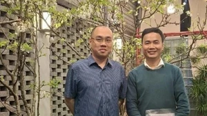 Le professeur associé et docteur Pham Quoc Nghi (droite) pose pour une photo avec le professeur agrégé Tran Hai Duc, de l'Université des sciences de Hanoï. Photo : VNA.