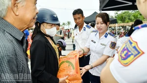 Les officiers et soldats de la garde-côtière remettant directement des produits de première nécessité à la population lors du marché solidaire.