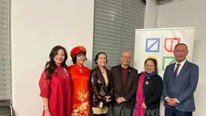 L’artiste Hoang Thi Kieu Anh (2e à partir de la gauche) pose pour une photo souvenir avec l’ambassadeur Pham Truong Giang (à l’extrême droite) et d’autres invités. Photo : VNA.