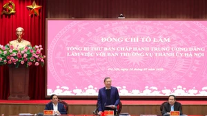 Le secrétaire général du PCV, To Lam, s’exprime lors de la séance de travail avec la permanence du Comité du Parti de Hanoi, le 10 janvier. Photo : VNA.