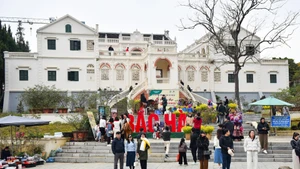 Le palais qui s’étend sur une superficie de quelque 4 000 m², et se distingue par une architecture singulière, mêlant influences occidentales et esthétiques orientales.