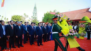 Le Premier ministre Pham Minh Chinh rend hommage au dirigeant historique Pham Van Dong. Photo : VNA.