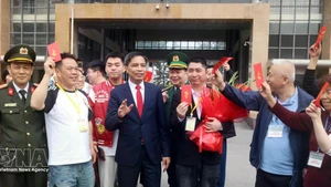 Les autorités de la province de Quang Ninh accueillent les premiers touristes étrangers. Photo : VNA.