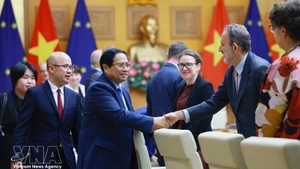 Le Premier ministre Pham Minh Chinh reçoit les ambassadeurs et chargés d’affaires de l’UE au Vietnam. Photo : VNA.