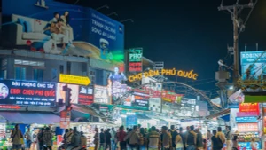 Le marché nocturne de Phu Quoc fortement fréquenté par les touristes internationaux avant sa fermeture
