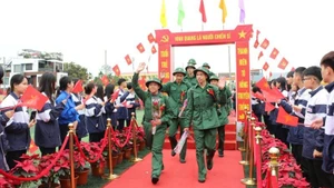 Les jeunes de Hai Phong partent avec enthousiasme accomplir leur service militaire. Photo : NDEL.