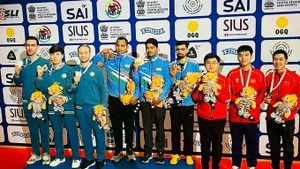 Le tireur Pham Quang Huy et ses coéquipiers ont remporté la médaille de bronze pour l'équipe vietnamienne de tir. Photo : SGGP.