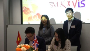 Un protocole d’accord a été signé entre l’Association des étudiants vietnamiens au Royaume-Uni et l’Association des intellectuels vietnamiens au Royaume-Uni et en Irlande. Photo : VNA.