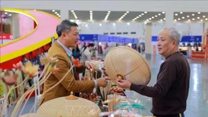 L’espace « Têt en famille » de la Foire du Printemps 2026 suscite l’intérêt des visiteurs. Photo : VNA.
