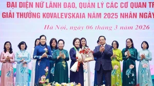 Le PM Pham Minh Chinh remet le remis le prix Kovalevskaïa 2025 à la professeure-Docteure Tran Thi Viet Nga. Photo : VNA.