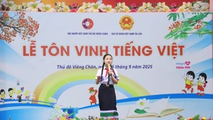 Vila Xaynhavong, élève de la classe 8A de l'école bilingue lao-vietnamienne Nguyen Du, participe à un concours sur le thème «Les tunnels de Vinh Moc-Quang Tri, où la vie est immortelle». Photo : VNA.