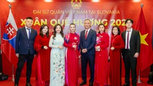 Le personnel de l’ambassade du Vietnam en Slovaquie. Photo : baoquocte. Photo : baoquocte.