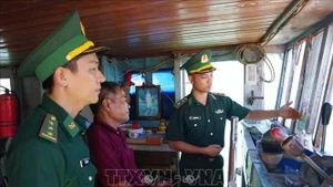 Les gardes-frontières de Dà Nang contrôlent et sensibilisent les pêcheurs au fonctionnement 24h/24 des dispositifs de surveillance des navires de pêche (VMS). Photo : VNA.