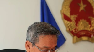 Le consul honoraire Dinh Ngoc Riem en fonction au consulat du Vietnam à Nouméa. Photo : VNA.