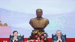 Le secrétaire général du PCV, To Lam (droite), a coprésidé à Vientiane, avec le secrétaire général du PPRL et président lao, Thongloun Sisoulith, une réunion consacrée à l’information sur les résultats du XIVe Congrès national du PCV. Photo : VNA.