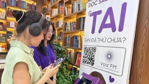 Le développement technologique a permis l'émergence d'approches multimédias pour la lecture de livres. Photo : VOV.
