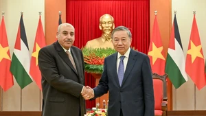 Le secrétaire général du PCV, To Lam (à droite), aux côtés du président de la Chambre des représentants de Jordanie, Mazen Turki El Qadi.