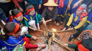 Fête de l'allumage du feu et du concours de cuisson du riz au village de Thi Cam