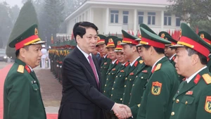 Le président de la République, Luong Cuong, avec les officiers de la Division 316. Photo : VNA.