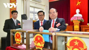 Quan Minh Cuong, secrétaire du Comité provincial du Parti de Quang Ninh, participe au vote au bureau de vote n° 16, dans le quartier de Ha Long. Photo : VOV.